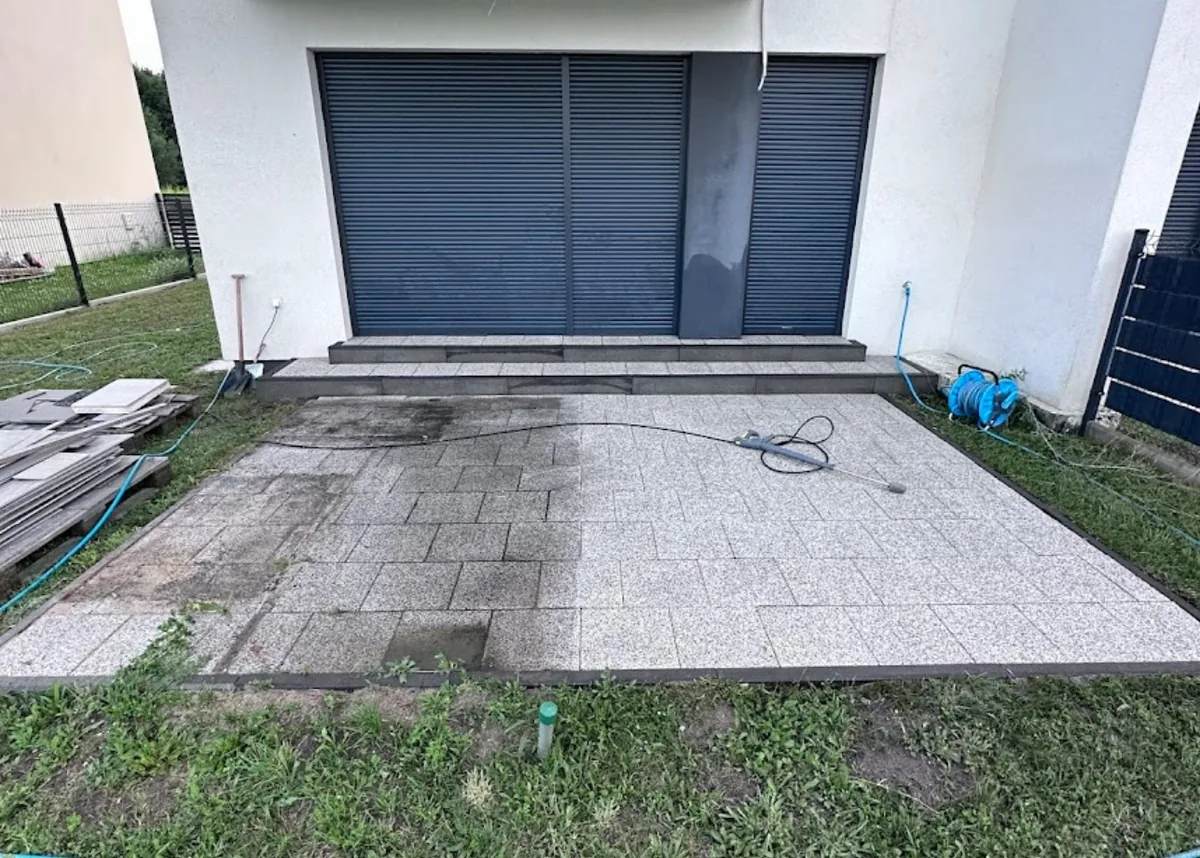 Mycie podjazdu w trakcie prac — realizacja MuchiClean