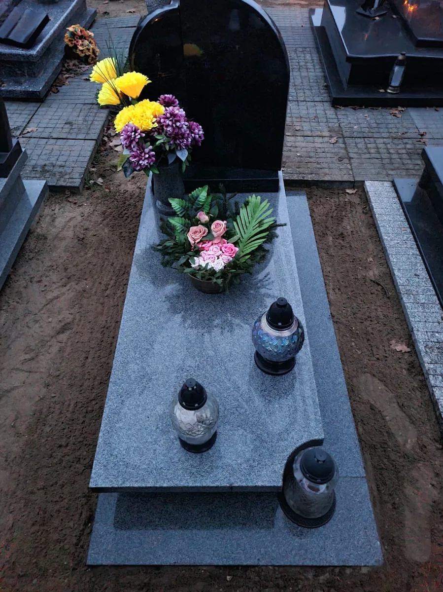 Mycie i sprzątanie nagrobka — realizacja MuchiClean